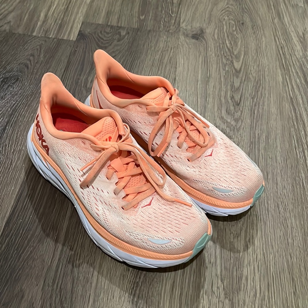 Hoka Clifton 8 in Orange, size 6.5